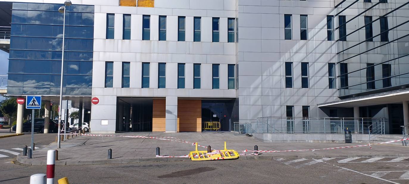 El viento derriba parte de la fachada del Hospital de León.