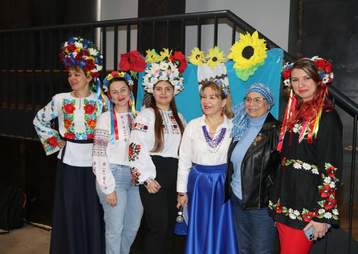 Imagen secundaria 1 - Varios momentos del desfile de moda ucraniana en la capital leonesa