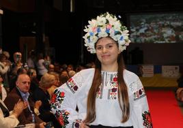 Una de las participantes en el desfile de moda ucraniana en la ciudad de León