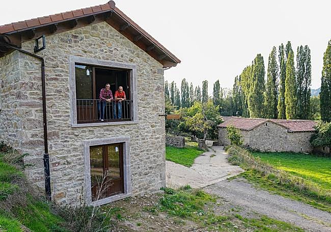 El alcalde del municipio leonés de Reyero, Gregorio Alonso (D), y el técnico de gestión del proyecto Bio Reyero, Álvaro de la Puente (I)