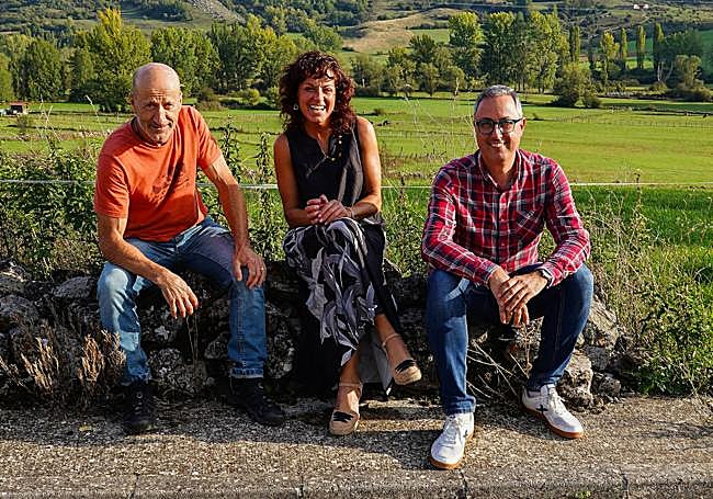 El alcalde del municipio leonés de Reyero, Gregorio Alonso (I); la gestora del albergue de Pallide, Begoña González, y el técnico de gestión del proyecto Bioreyero, Álvaro de la Puente (D)