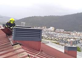 Un efectivo del cuerpo municipal de Bomberos de Ponferrada actúa en una de las incidencias de este sábado.