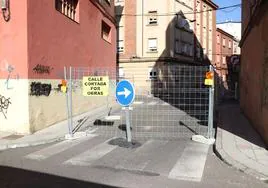 Calle Espejo en León cortada durante las obras
