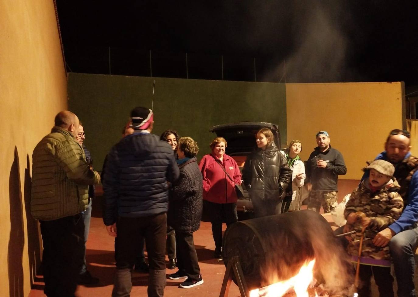 Vecinos de la localidad celebrando el Magosto