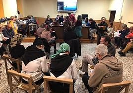 Vecinos reunidos celebrando «Magosto»