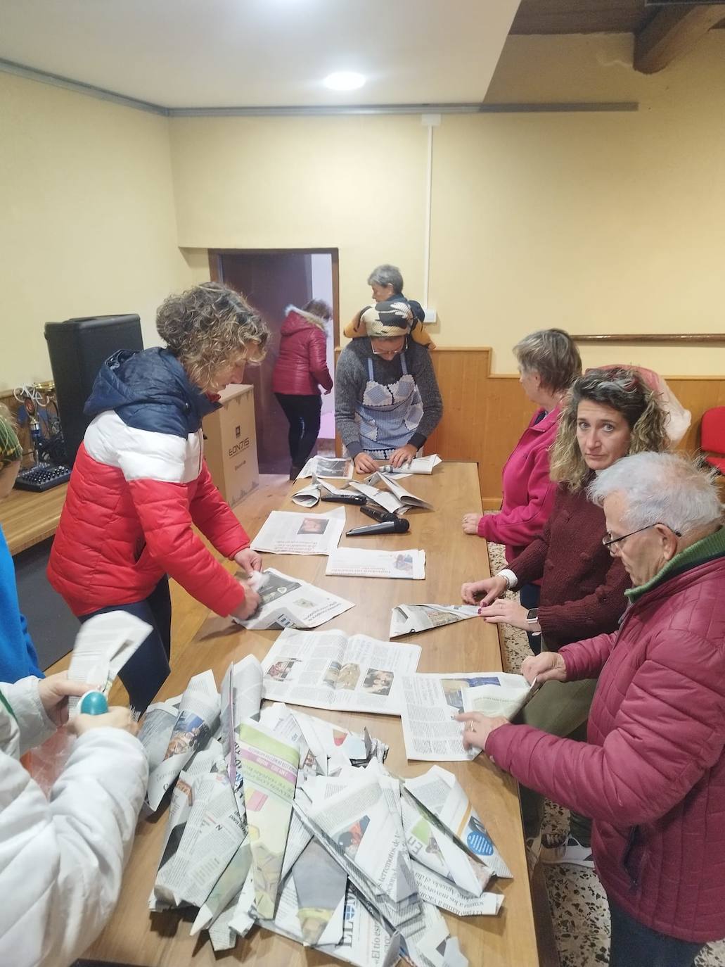 Vecinos preparando conos de papel