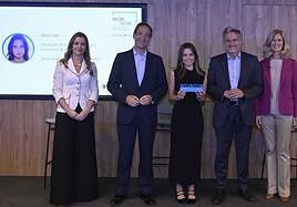 La leonesa Elena Cobo posa con su Premio WONNOW