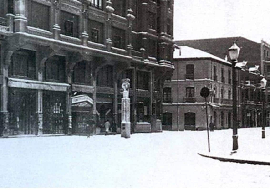 Imagen antes - Plaza de la Libertad (1925) Santos Florez . Al fondo, las casa gemelas de Fernández Peña