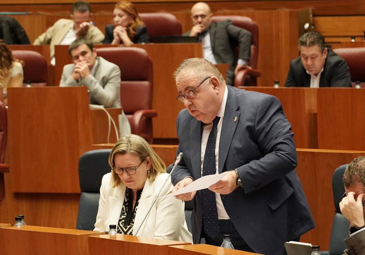 El consejero de Sanidad, Alejandro Vázquez, durante el Pleno de las Cortes