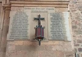 Placa en la entrada de la iglesia de La Bañeza.