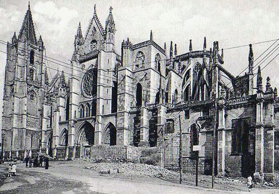 La Catedral en 1915, con la Puerta ya derribada.