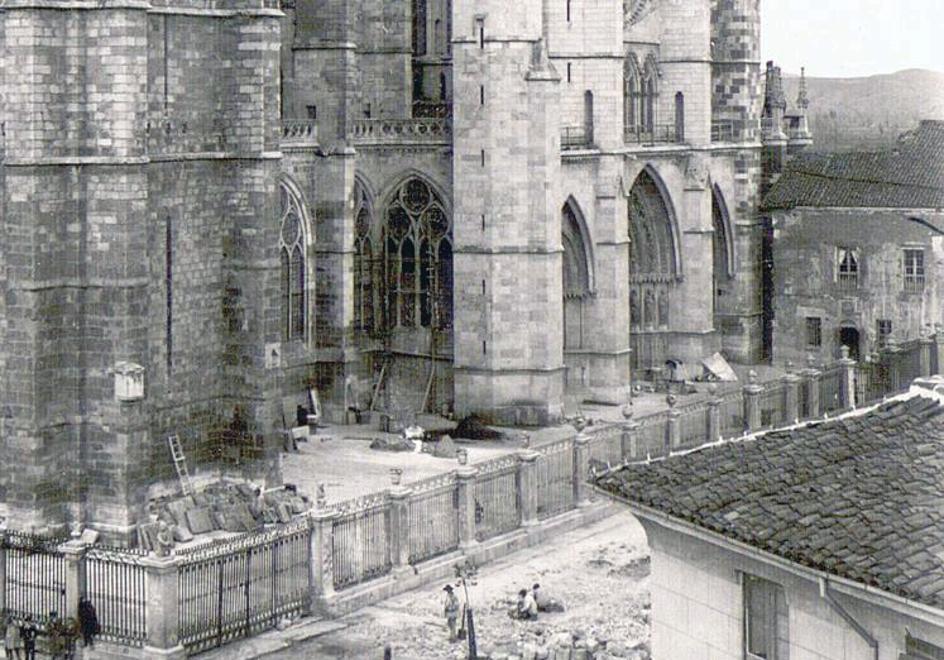 Restaurando el hastial sur de la Catedral. Se observa el provisorato. (1901)