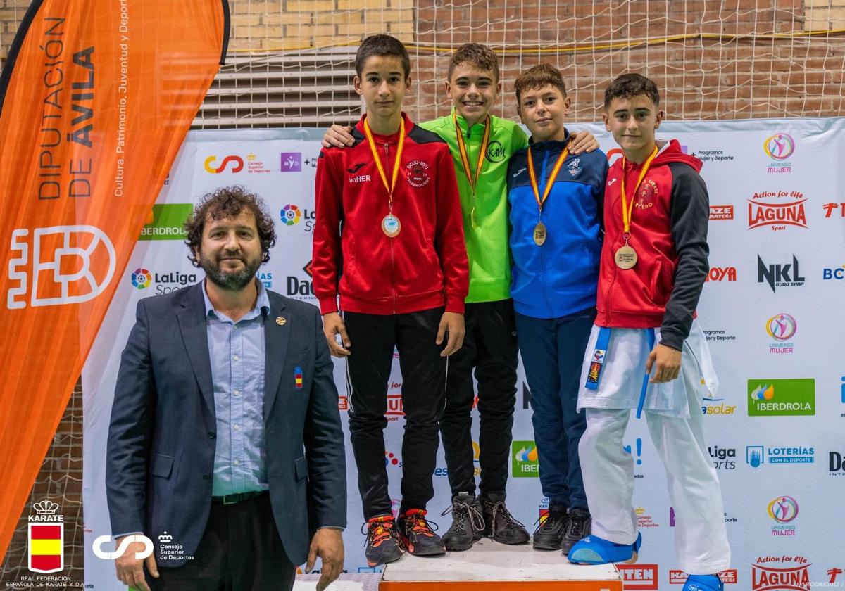 Dejan Carcedo, en el podio con su medalla de bronce.