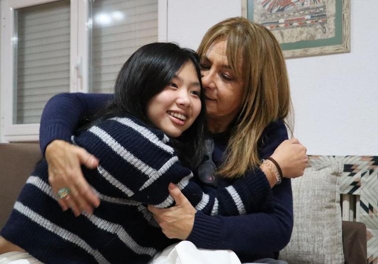 Ana Arias y su hija Mar fundidas en un abrazo.