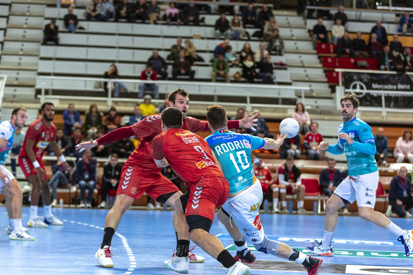 El Abanca Ademar vuelve a ganar