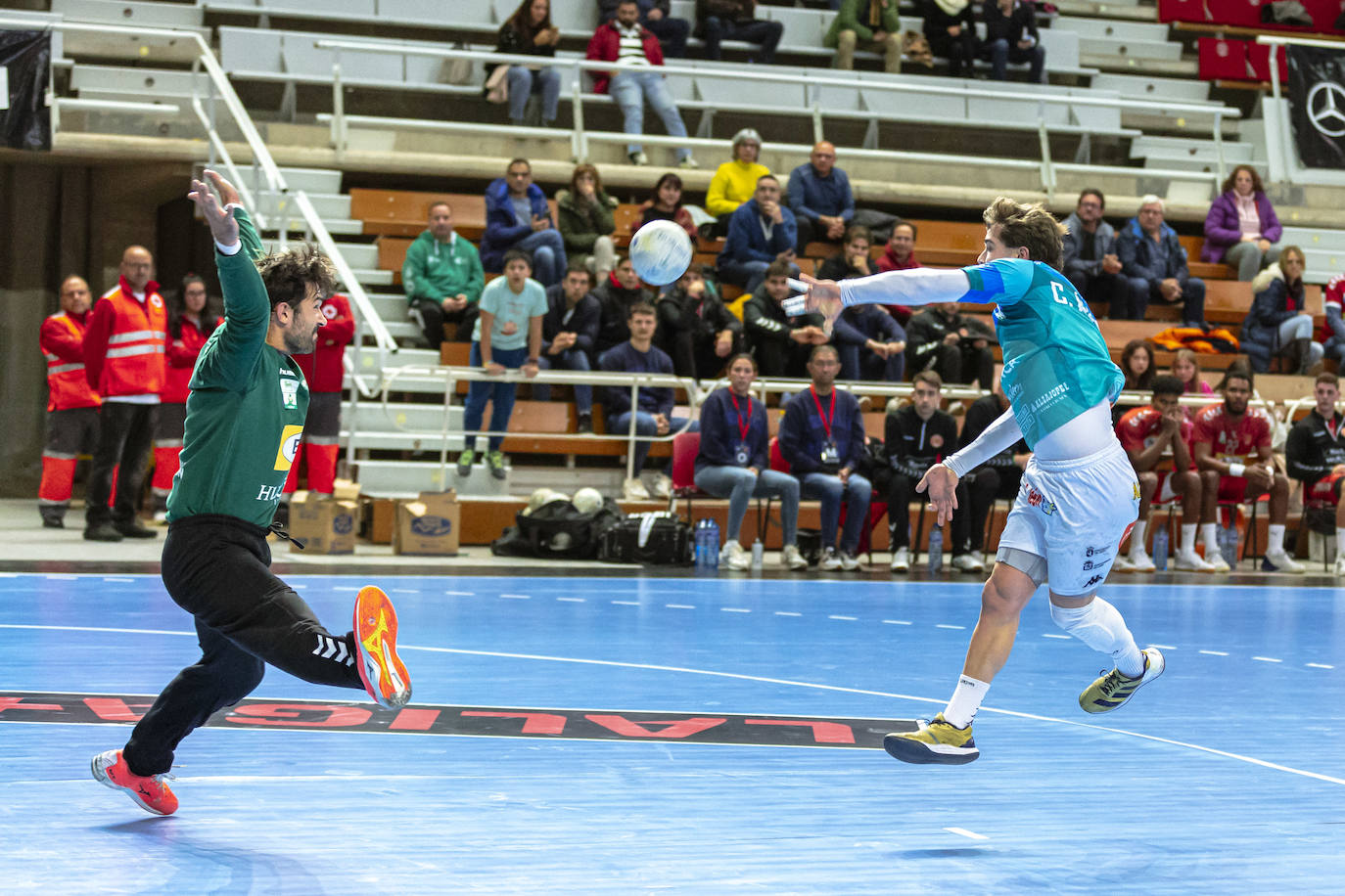 El Abanca Ademar vuelve a ganar