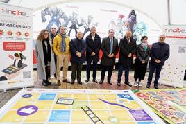 El director general del Instituto Nacional de Ciberseguridad, Félix Barrio, y el alcalde de La Robla (León), Santiago Dorado, inauguran una iniciativa de las #ExperienciaIncibe.