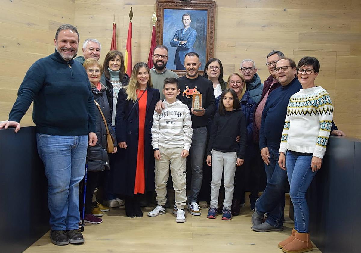 Entrega del reconocimiento a Rubén Santos.