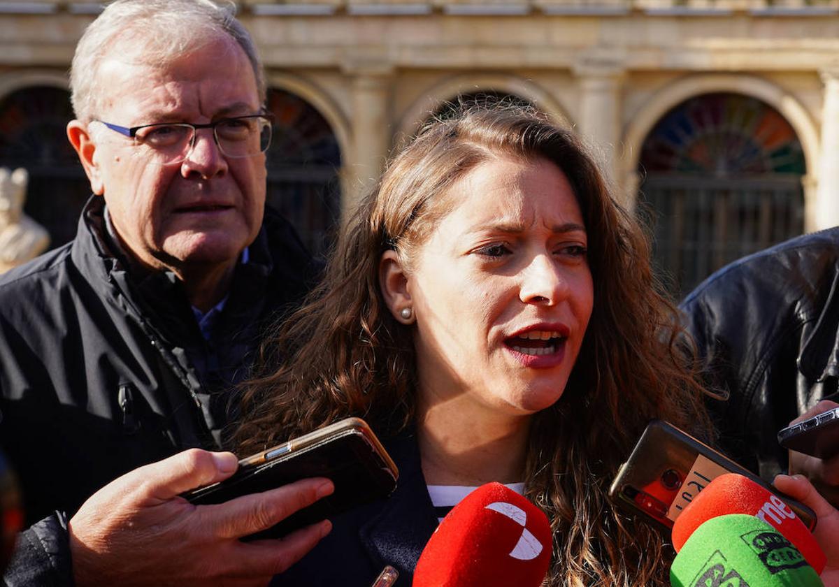 Ester Muñoz atiende a los medios en la Plaza de San Marcelo.