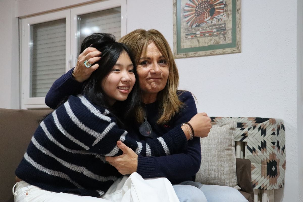 Ana y Mar abrazadas durante la entrevista