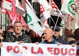 Los docentes de León se concentran frente a la Dirección Provincia de Educación.