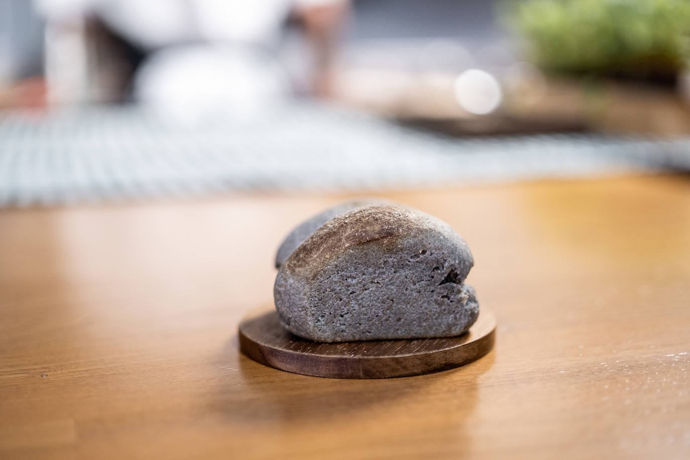 Aunque parezca una piedra del río, es el pan brioche carbonizado.