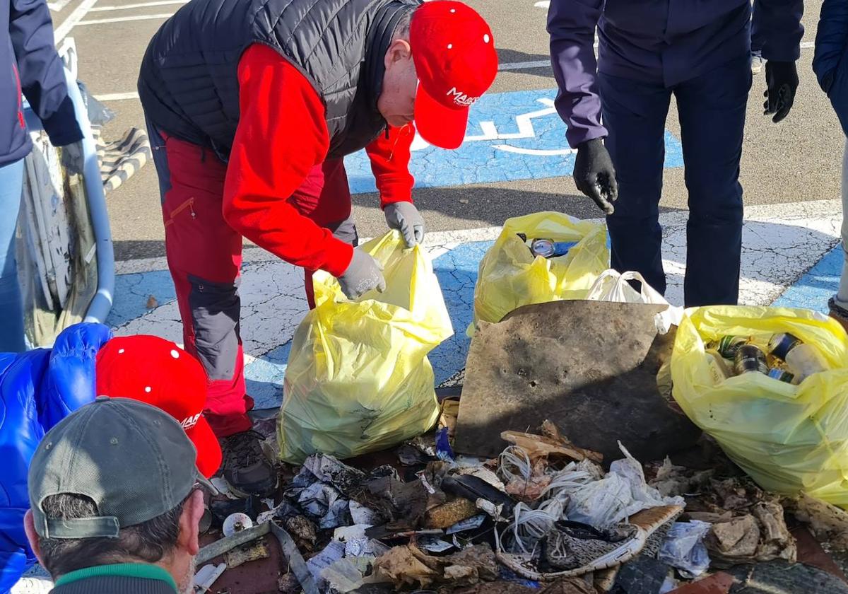 Recogida de residuos en el río Bernesga organizada por Coca-Cola y con la colaboración de Amidown León y el Club Olímpico de León