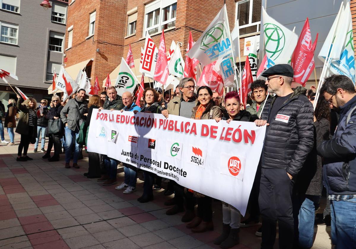 Concentración del jueves para exigir un director provincial en León.