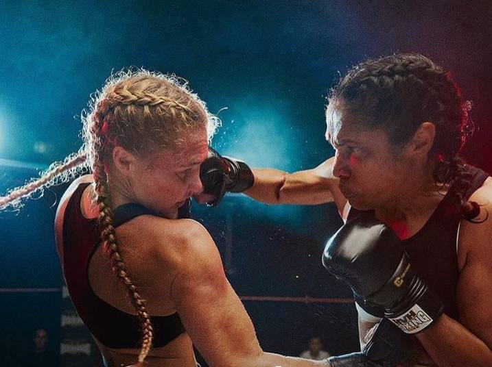 A la derecha, la campeona mundial Karla Benitez en un spot publicitario de Deezer.