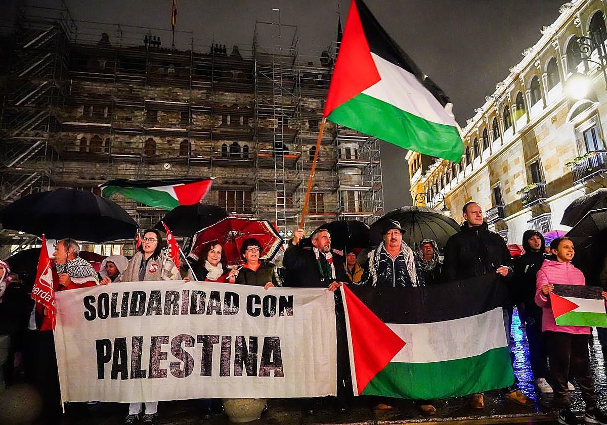 Imagen principal - Apoyo a Palestina bajo la lluvia en León
