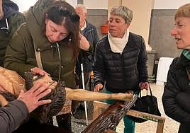 Visita de un grupo de personas con deficiencia visual a la capilla de Santa Nonia.