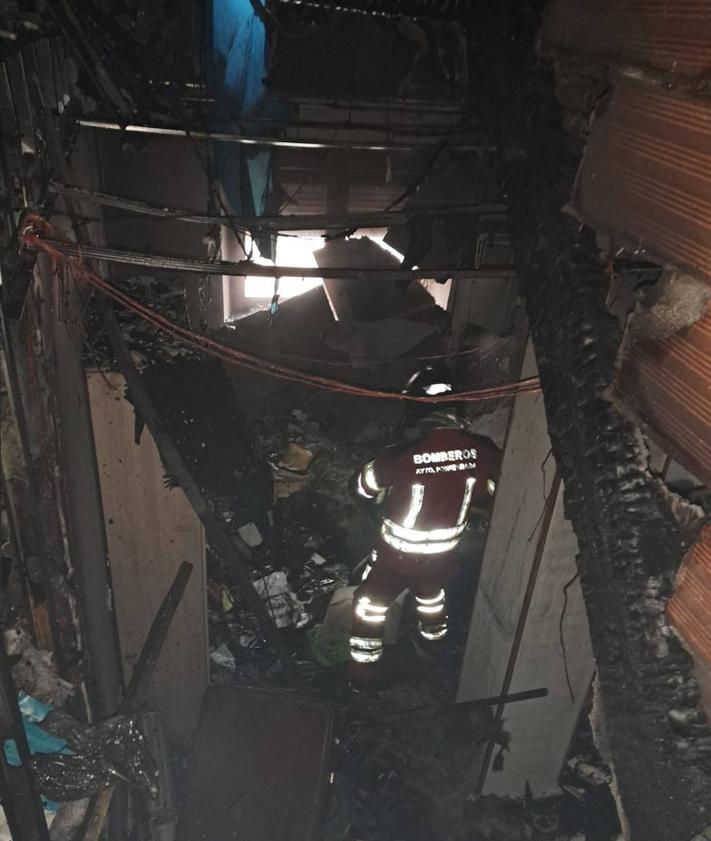 Imagen secundaria 2 - Daños graves en una casa de Las Ventas de Albares tras un incendio