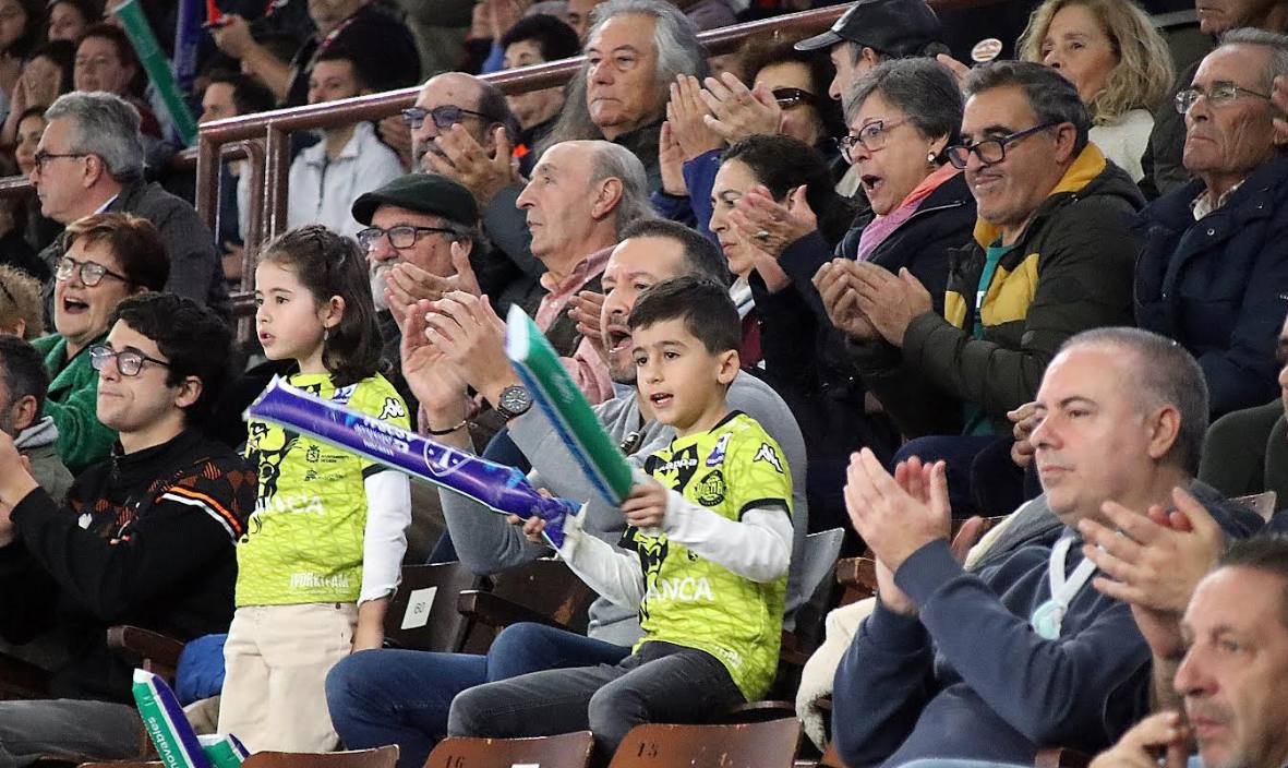 La afición leonesa durante el partido Ademar-Puerto Sagunto.