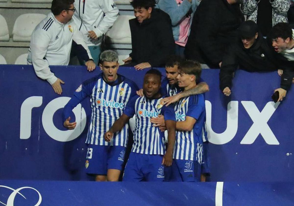 Igbekeme celebra el gol que da la victoria a la Deportiva.