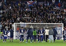 La afición aplaude a sus jugadores en el Toralín.