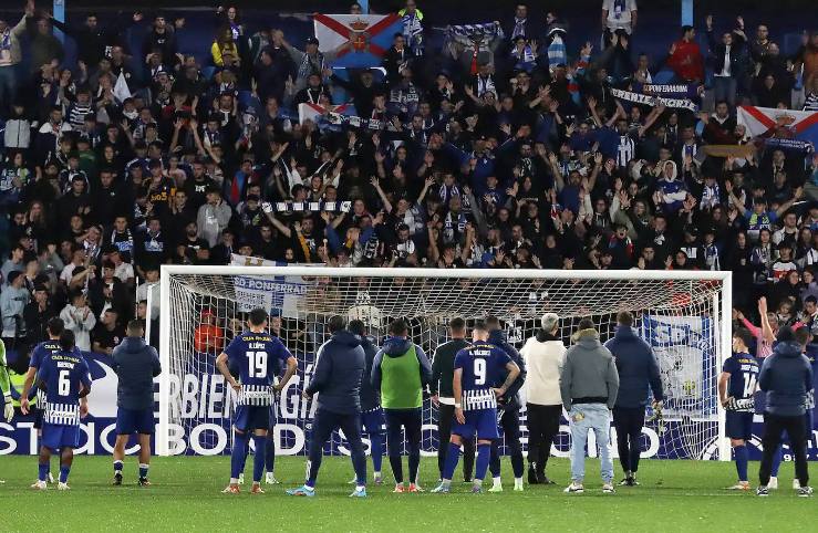 La afición aplaude a sus jugadores en el Toralín.