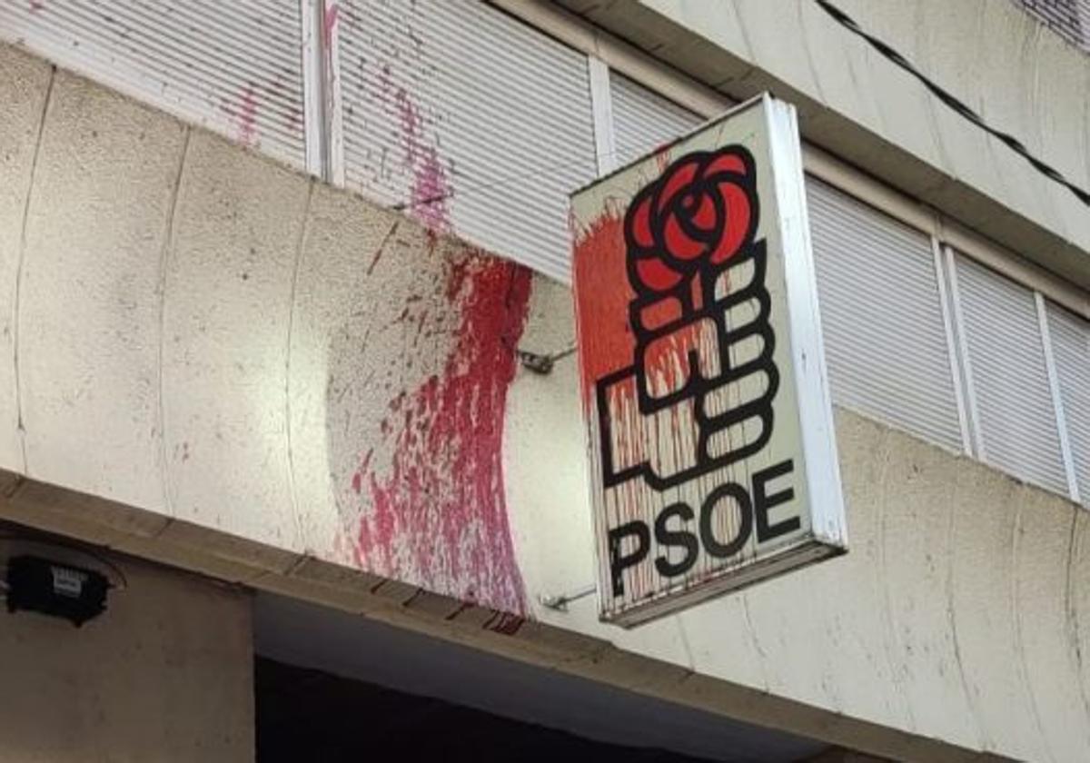 Pintura roja sobre la sede del PSOE de Ponferrada.