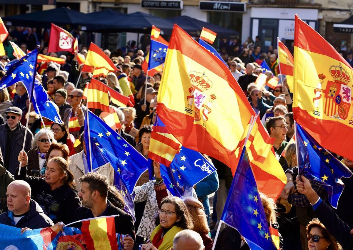 Imagen secundaria 1 - León clama contra Sánchez y la amnistía: «Había que salir aunque fuera con bastón»