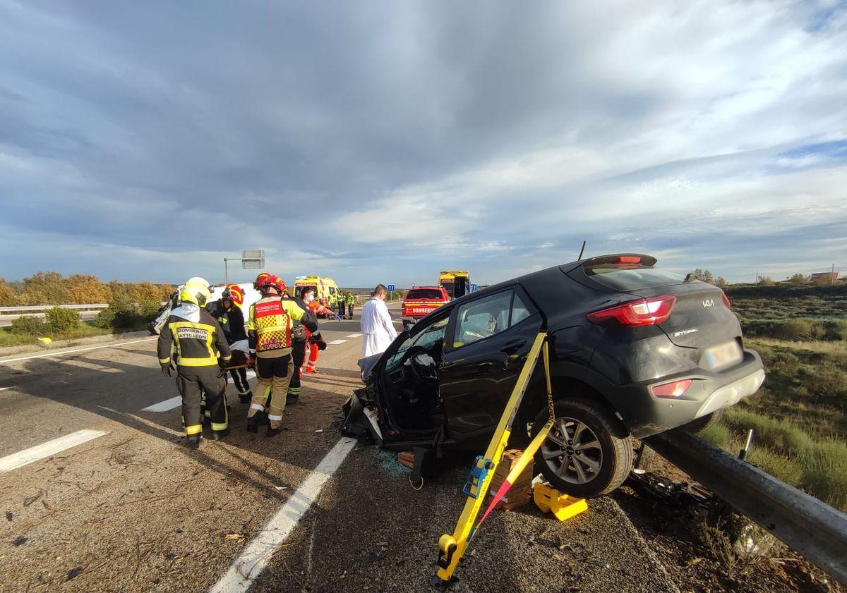 Imagen principal - Una fallecida y tres heridos en un accidente en Brazuelo