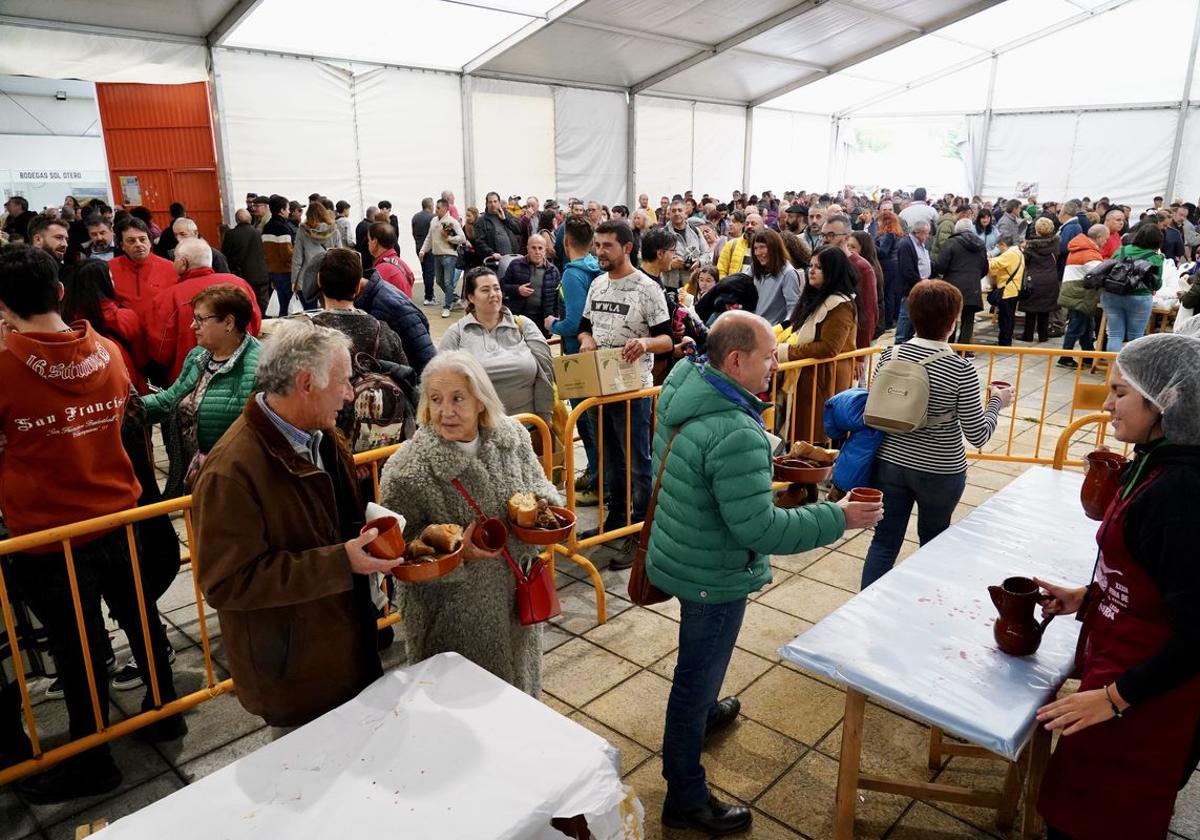 Largas colas para degustar el plato típico de esta feria.