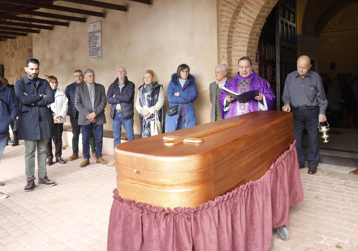 Funeral celebrado en la parroquia de Santa Marina del Rey este lunes.