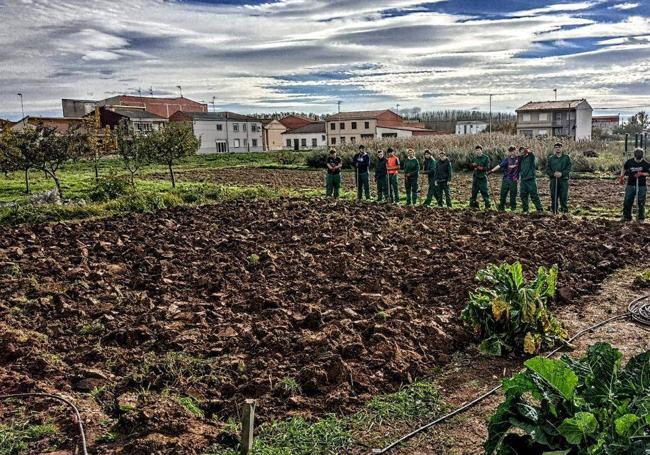 Alumnos de Jardinería durante las prácticas.