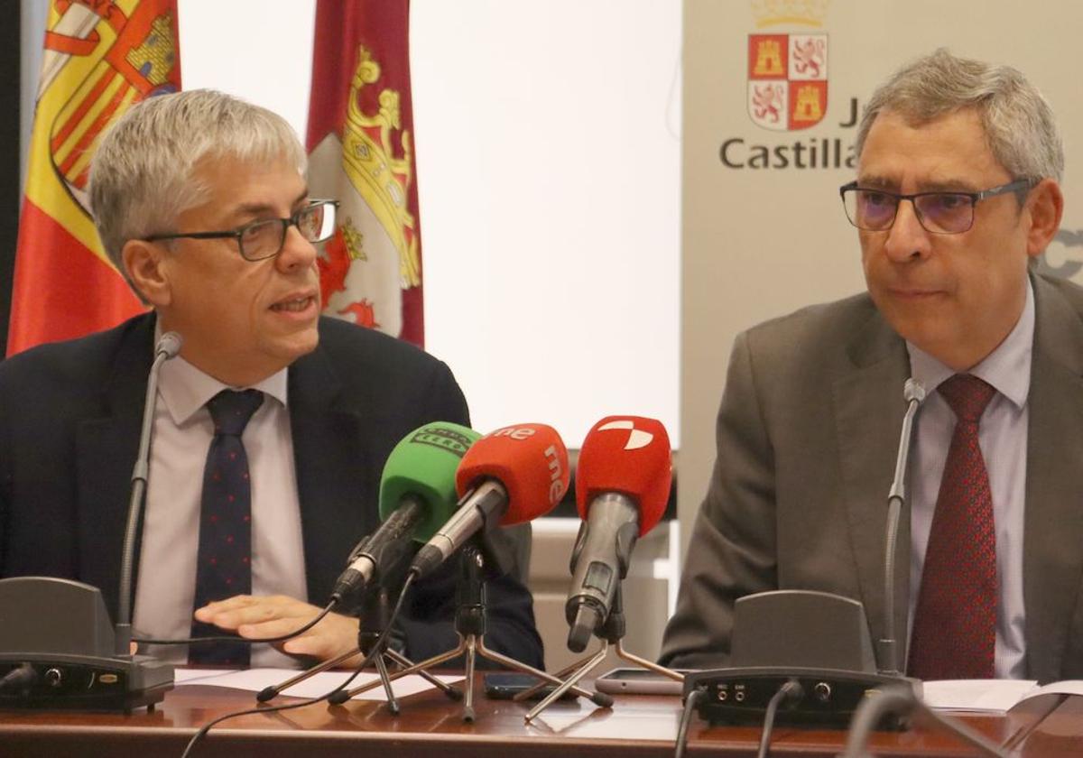 El delegado territorial de la Junta, Eduardo Diego, junto al secretario general de la consejería de Educación, Jesús Manuel Hurtado, en la presentación del nuevo director provincial de Educación de León.