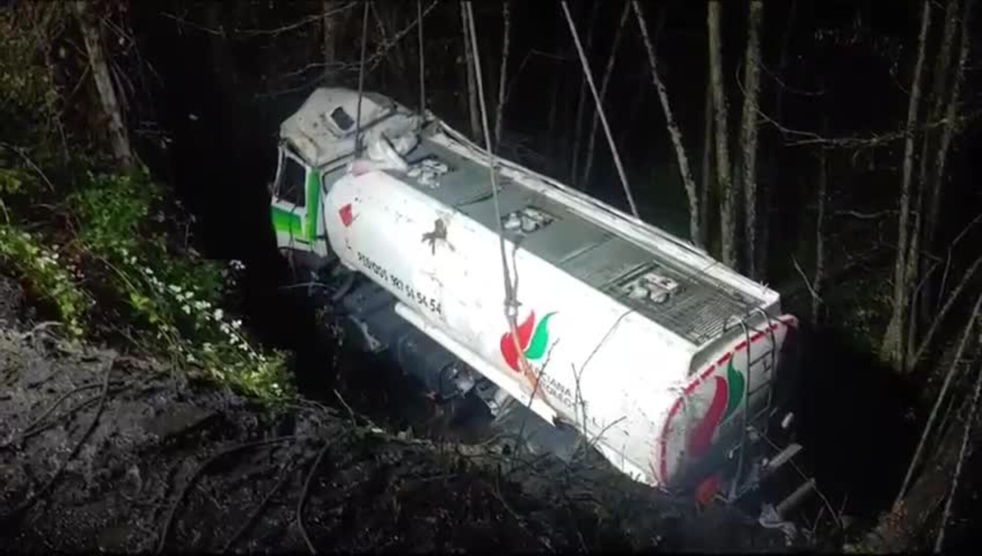 Así se ha rescatado el camión que cayó al río Tremor
