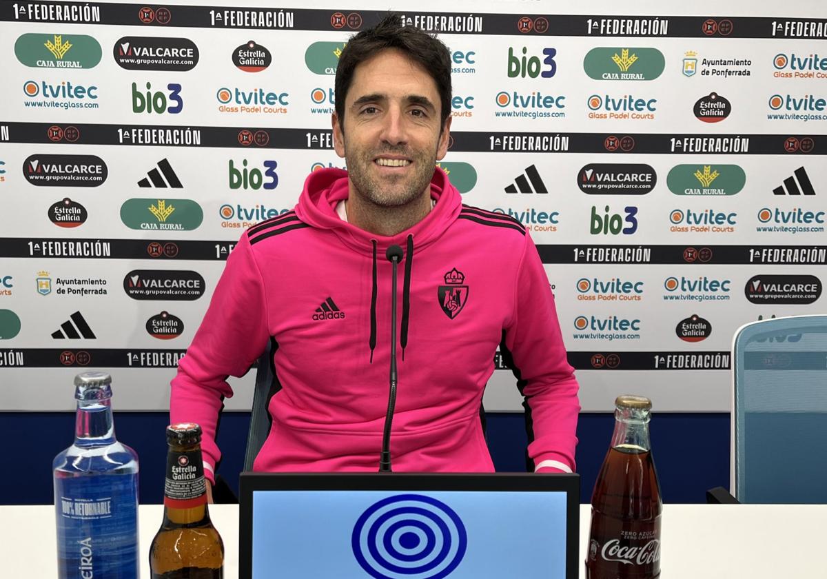 Íñigo Vélez, entrenador de la Deportiva, en la sala de prensa de El Toralín este viernes.