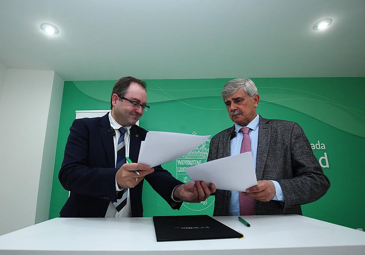 El rector de la Universidad de León, Juan García Marín (D), junto al director de Incibe, Félix Barrio (I), durante la firma del convenio para un nuevo programa de Formación Permanente en Internet de las Cosas.