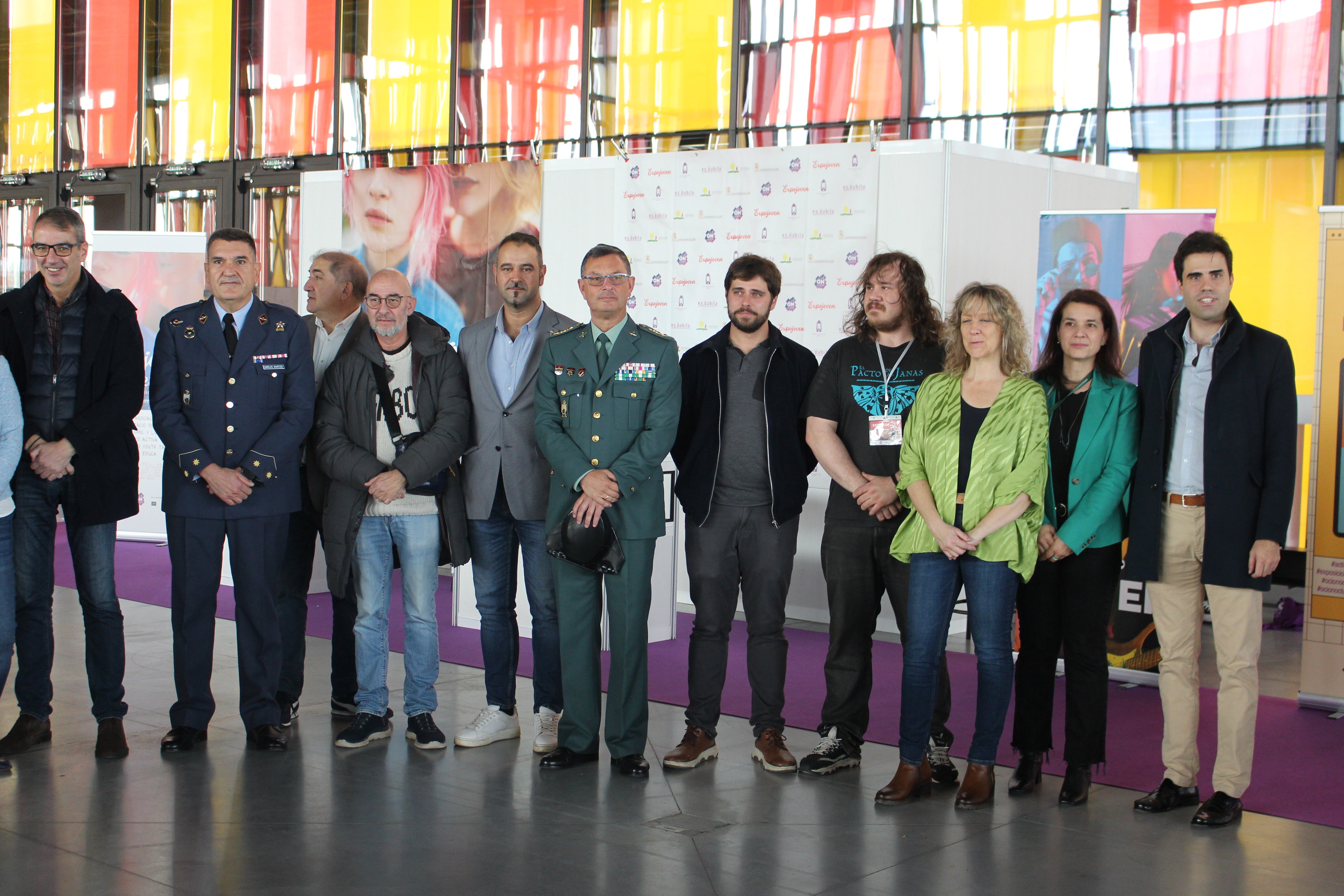 Visita de representantes en la feria juvenil Expojoven en su XXXIII edición.