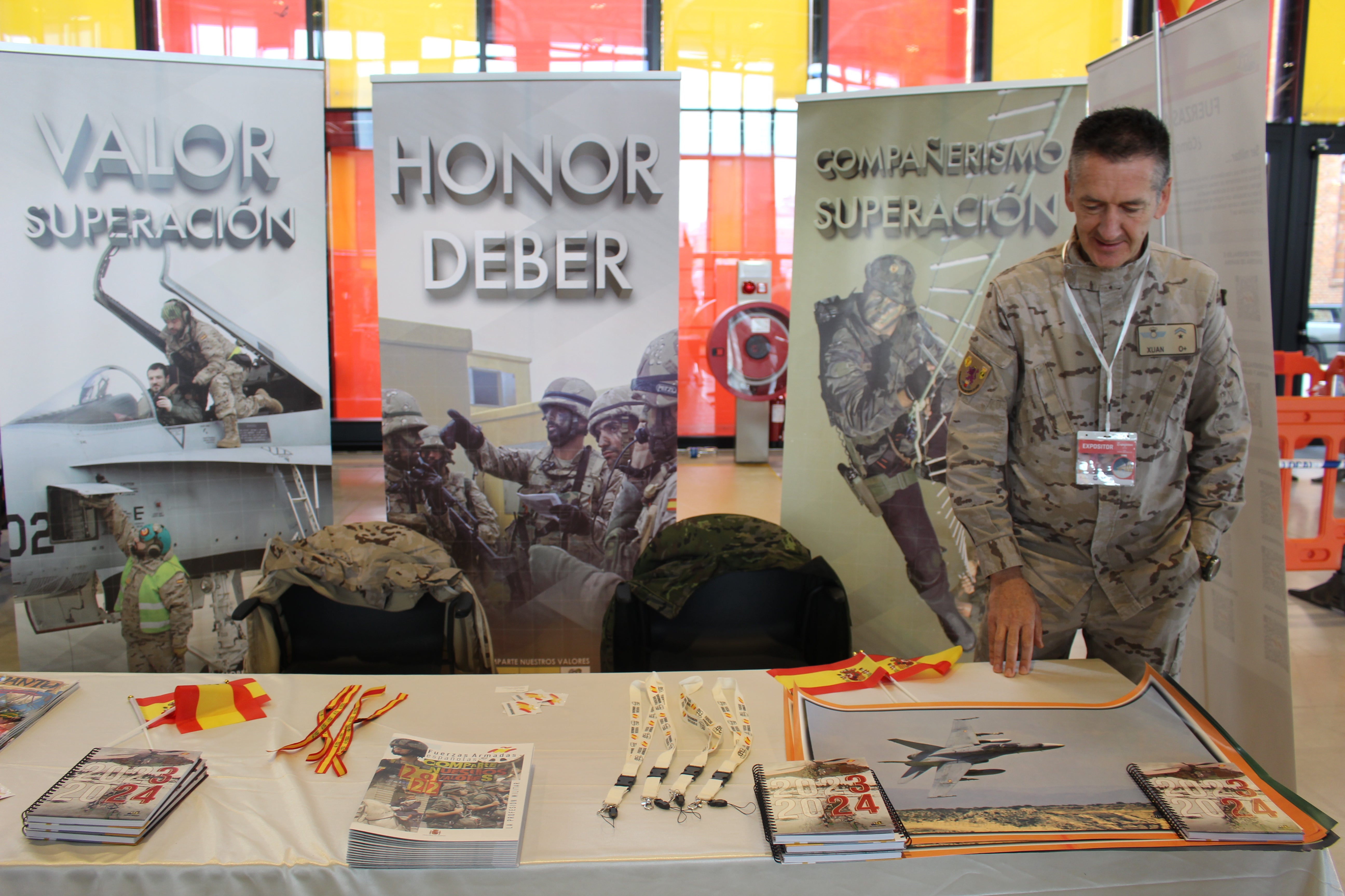 Stand de las Fuerzas Armadas de León.