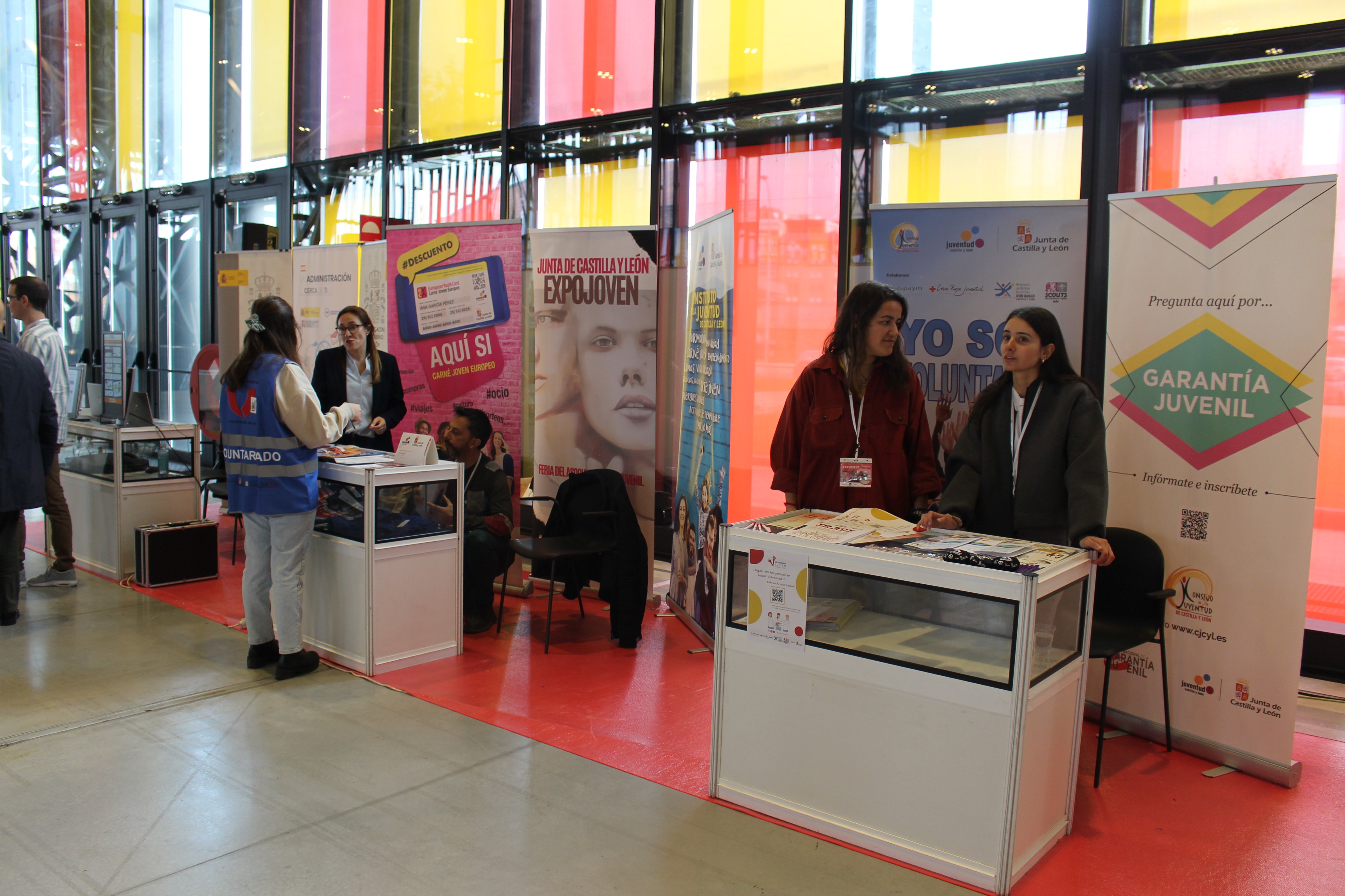 Stand en la feria juvenil Expojoven 2023.