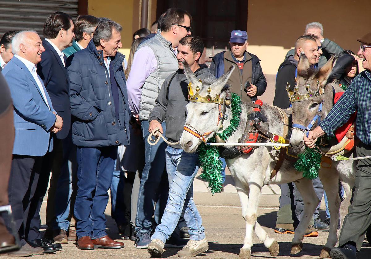 El consejero de Medio Ambiente, Vivienda y Ordenación del Territorio, Juan Carlos Suárez-Quiñones, con el alcalde de Valderrueda, Esteban González